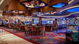 Meja French Roulette dengan tata letak Prancis dan chip berwarna